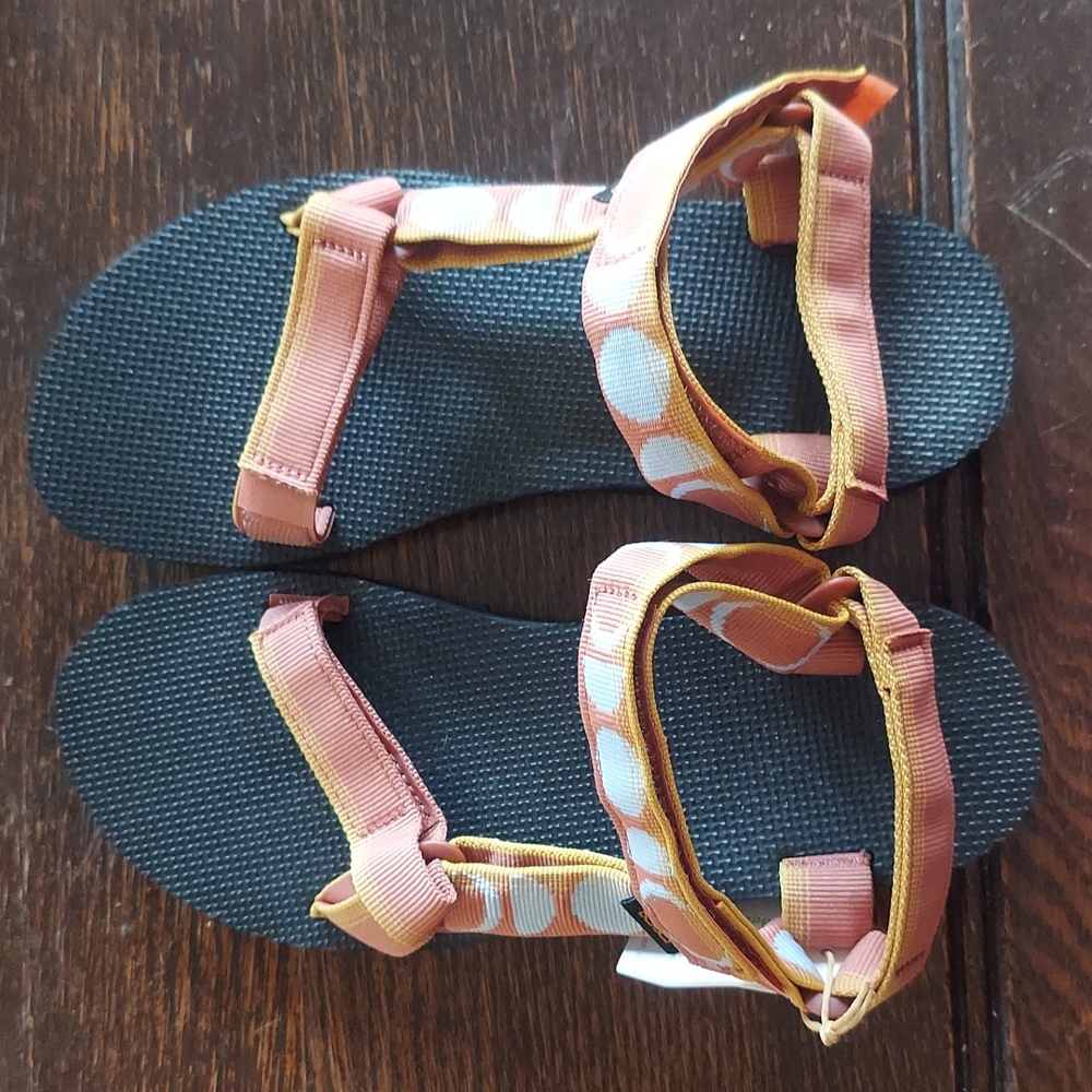 NWT Teva Sandles